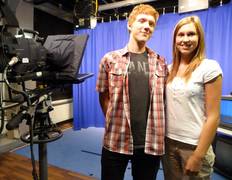 Stefan Pauels mit seiner Nachfolgerin Marie Brock in der Bluebox des Wetterstudios Stefan Pauels mit seiner Nachfolgerin Marie Brock in der Bluebox des Wetterstudios