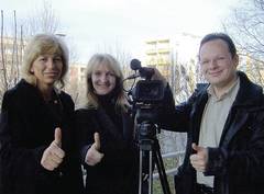 Stadtteilmanagerin Steffi Sauerbrei, Ute Reinhöfer, Leiterin des Bürgerfernsehens, und Janusz Riese, medientechnischer Ansprechpartner für die Bieblacher, geben den Startschuss für das Modellprojekt „Bieblach-Report”. Stadtteilmanagerin Steffi Sauerbrei, Ute Reinhöfer, Leiterin des Bürgerfernsehens, und Janusz Riese, medientechnischer Ansprechpartner für die Bieblacher, geben den Startschuss für das Modellprojekt „Bieblach-Report”.