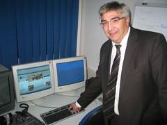 Jochen Fasco, Direktor der Thüringer Landesmedienanstalt, startet per Tastendruck das neue Internetangebot des Geraer Bürgerfernsehens. (Foto: Martin Groß) Jochen Fasco, Direktor der Thüringer Landesmedienanstalt, startet per Tastendruck das neue Internetangebot des Geraer Bürgerfernsehens. (Foto: Martin Groß)